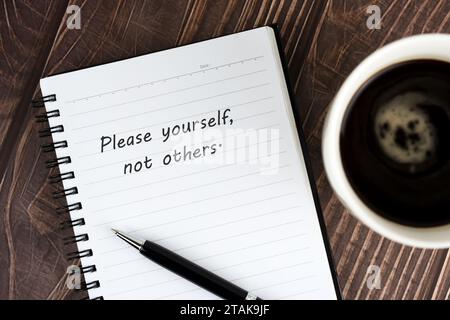 Bitte selbst, nicht andere Texte auf dem Notizblock Stockfoto