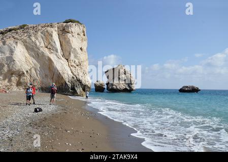 Episkopi, Zypern - 27. September 2023: Unbekannte Menschen am Strand des Felsens von Aphrodite nach der Legende, dem Geburtsort von Aphrodite Stockfoto