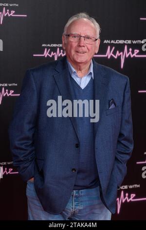 London, UK . 1 . Dezember 2023 . Pete Waterman stellte sich vor dem an-Publikum mit KYLIE in der Royal Albert Hall vor. Quelle: Alan D West/EMPICS/Alamy Live News Stockfoto