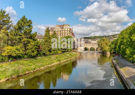 Blick über die Parade Gärten am Ufer des Flusses Avon, Bath, Somerset, England Stockfoto