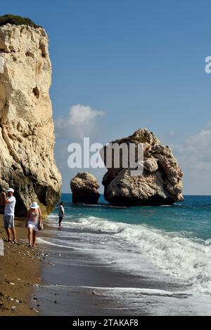 Episkopi, Zypern - 27. September 2023: Unbekannte Menschen am Strand des Felsens von Aphrodite nach der Legende, dem Geburtsort von Aphrodite Stockfoto