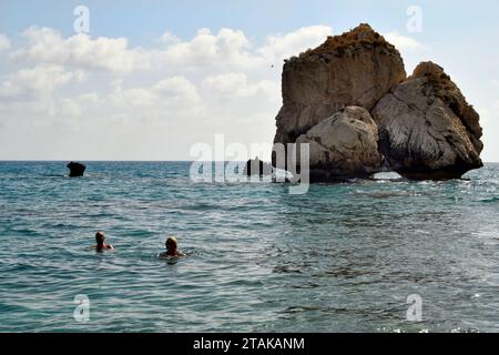 Episkopi, Zypern - 27. September 2023: Unbekannte Menschen am Strand des Felsens von Aphrodite nach der Legende, dem Geburtsort von Aphrodite Stockfoto