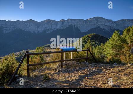 Route der Aussichtspunkte Pla de l'Àliga von Estana. Südöstlicher Aussichtspunkt in Richtung des östlichen Cadí (Cerdanya, Katalonien, Spanien, Pyrenäen) Stockfoto