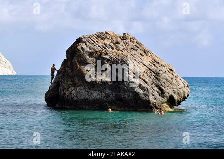 Episkopi, Zypern - 27. September 2023: Unbekannte Menschen am Strand des Felsens von Aphrodite nach der Legende, dem Geburtsort von Aphrodite Stockfoto