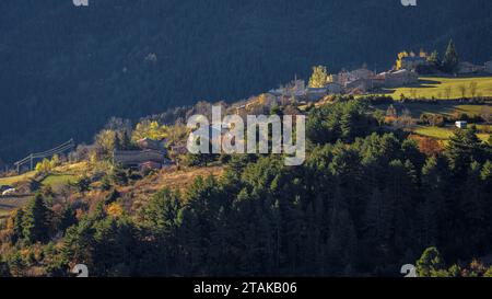 Route der Aussichtspunkte Pla de l'Àliga von Estana. Blick auf das Dorf Estana (Cerdanya, Katalonien, Spanien, Pyrenäen) Stockfoto