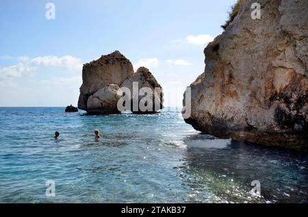 Episkopi, Zypern - 27. September 2023: Unbekannte Menschen am Strand des Felsens von Aphrodite nach der Legende, dem Geburtsort von Aphrodite Stockfoto