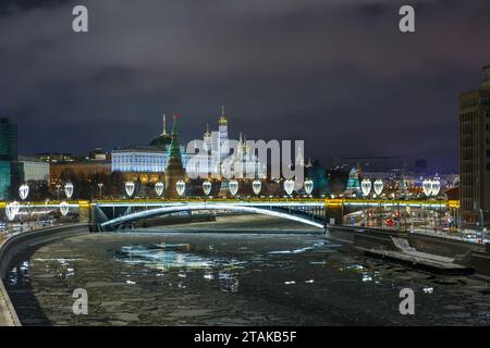 Moskau, Russland - 06. januar 2022 - Blick auf den Moskauer Kreml und den Fluss Moskva von der Patriarchalbrücke aus Stockfoto