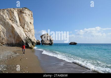 Episkopi, Zypern - 27. September 2023: Unbekannter Tourist am Strand des Felsens von Aphrodite nach der Legende, dem Geburtsort von Aphrodite Stockfoto