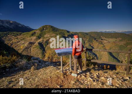 Blick auf Cadí auf der Alt Urgell-Seite. Vom südwestlichen Aussichtspunkt Pla de l'Àliga (Alt Urgell, Katalonien, Spanien, Pyrenäen) Stockfoto