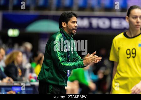 Frederikshavn, Dänemark. Dezember 2023. Trainer Cristiano Silva aus Brasilien, der beim Spiel der IHF Handball-Weltmeisterschaft 2023 zwischen Kasachstan und Brasilien in der Arena Nord in Frederikshavn zu sehen war. (Foto: Gonzales Photo/Alamy Live News Stockfoto