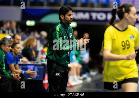 Frederikshavn, Dänemark. Dezember 2023. Trainer Cristiano Silva aus Brasilien, der beim Spiel der IHF Handball-Weltmeisterschaft 2023 zwischen Kasachstan und Brasilien in der Arena Nord in Frederikshavn zu sehen war. (Foto: Gonzales Photo/Alamy Live News Stockfoto