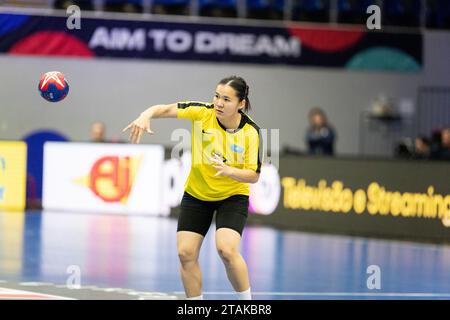 Frederikshavn, Dänemark. Dezember 2023. Tansholpan Jumadilova (77) aus Kasachstan während des Spiels der IHF Handball-Weltmeisterschaft 2023 zwischen Kasachstan und Brasilien in der Arena Nord in Frederikshavn. (Foto: Gonzales Photo/Alamy Live News Stockfoto