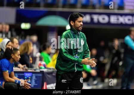 Frederikshavn, Dänemark. Dezember 2023. Trainer Cristiano Silva aus Brasilien, der beim Spiel der IHF Handball-Weltmeisterschaft 2023 zwischen Kasachstan und Brasilien in der Arena Nord in Frederikshavn zu sehen war. (Foto: Gonzales Photo/Alamy Live News Stockfoto