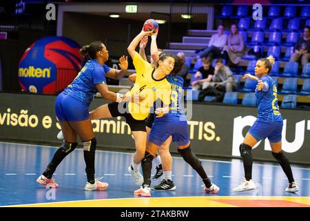 Frederikshavn, Dänemark. Dezember 2023. Kristina Radajewa (10) aus Kasachstan wurde während des Spiels der IHF Handball-Weltmeisterschaft 2023 zwischen Kasachstan und Brasilien in der Arena Nord in Frederikshavn gesehen. (Foto: Gonzales Photo/Alamy Live News Stockfoto