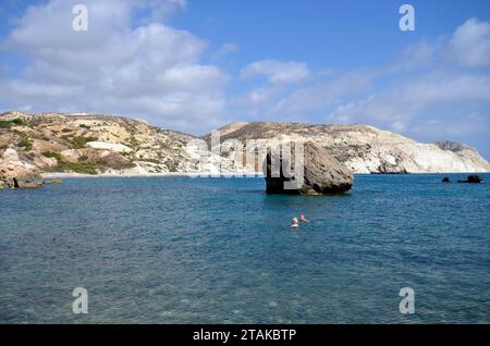 Episkopi, Zypern - 27. September 2023: Unbekannte Menschen am Strand des Felsens von Aphrodite nach der Legende, dem Geburtsort von Aphrodite Stockfoto