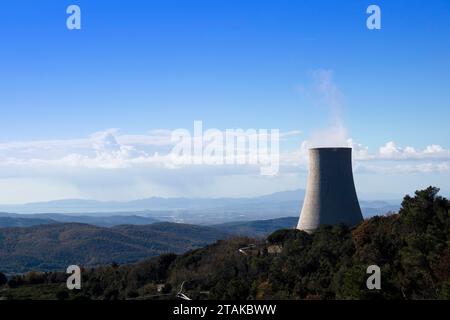 Kraftwerk zur Nutzung von Borazifergebläsen zur Stromerzeugung in der Toskana, Italien Stockfoto