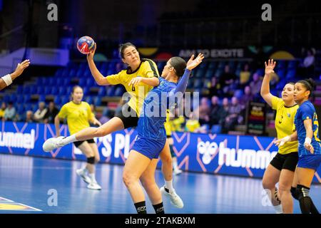 Frederikshavn, Dänemark. Dezember 2023. Sevara Rejemetova (4) aus Kasachstan wurde während des Spiels der IHF Handball-Weltmeisterschaft 2023 zwischen Kasachstan und Brasilien in der Arena Nord in Frederikshavn gesehen. (Foto: Gonzales Photo/Alamy Live News Stockfoto