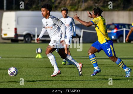 Swansea, Wales. 1. Dezember 2023. Kristian Fletcher aus Swansea City unter Druck von Bayan Aman aus Colchester United während des U21-Spiels zwischen Swansea City und Colchester United an der Swansea City Academy in Swansea, Wales, Großbritannien am 1. Dezember 2023. Quelle: Duncan Thomas/Majestic Media/Alamy Live News. Stockfoto