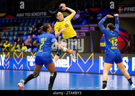 Frederikshavn, Dänemark. Dezember 2023. Kristina Radajewa (10) aus Kasachstan wurde während des Spiels der IHF Handball-Weltmeisterschaft 2023 zwischen Kasachstan und Brasilien in der Arena Nord in Frederikshavn gesehen. (Foto: Gonzales Photo/Alamy Live News Stockfoto