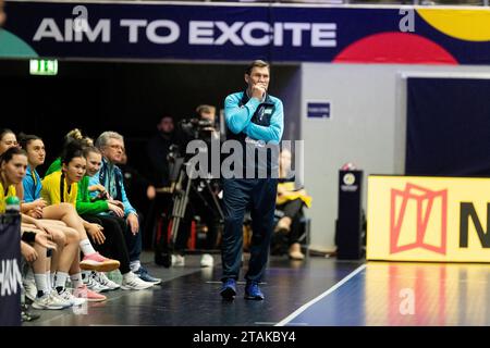 Frederikshavn, Dänemark. Dezember 2023. Trainer Jewgeniy Shishkin aus Kasachstan wurde während des Spiels der IHF Handball-Weltmeisterschaft 2023 zwischen Kasachstan und Brasilien in der Arena Nord in Frederikshavn gesehen. (Foto: Gonzales Photo/Alamy Live News Stockfoto