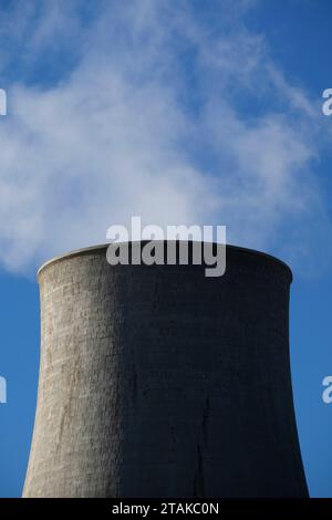 Kraftwerk zur Nutzung von Borazifergebläsen zur Stromerzeugung in der Toskana, Italien Stockfoto