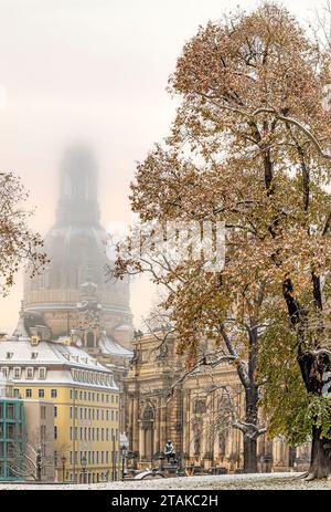 Blick auf die Frauenkirche von Dresden im Winter, Sachsen, Deutschland Stockfoto