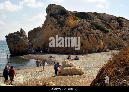 Episkopi, Zypern - 27. September 2023: Unbekannte Menschen am Strand des Felsens von Aphrodite nach der Legende, dem Geburtsort von Aphrodite Stockfoto