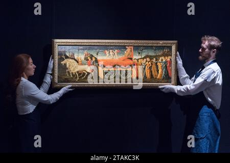 London, Großbritannien. Dezember 2023. LONDON, VEREINIGTES KÖNIGREICH - 01. DEZEMBER 2023: Techniker halten während eines Fotoanrufs im Auktionshaus Sotheby's ein Gemälde von Liberale da Verona mit dem Titel „The Triumph of Chastity“ (Schätzung: 800.000 £ - 1.200.000), das die Höhepunkte der Old Masters Week Sales in London, Vereinigtes Königreich, am 1. Dezember 2023 zeigt. Der Abendverkauf der Masters Week im Dezember erstreckt sich vom frühen 15. Bis zum frühen 20. Jahrhundert und bietet eine große Auswahl an bemerkenswerten Werken aus fast allen Genres. (Foto: Wiktor Szymanowicz/NurPhoto) Credit: NurPhoto SRL/Alamy Live News Stockfoto