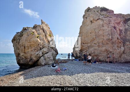 Episkopi, Zypern - 27. September 2023: Unbekannte Menschen am Strand des Felsens von Aphrodite nach der Legende, dem Geburtsort von Aphrodite Stockfoto