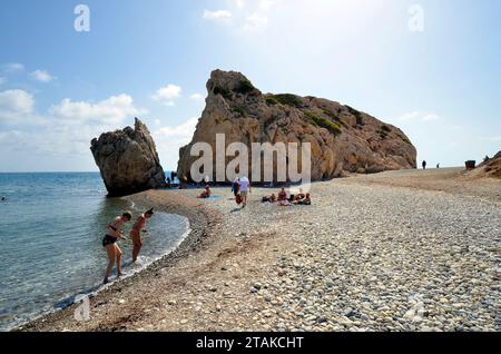 Episkopi, Zypern - 27. September 2023: Unbekannte Menschen am Strand des Felsens von Aphrodite nach der Legende, dem Geburtsort von Aphrodite Stockfoto