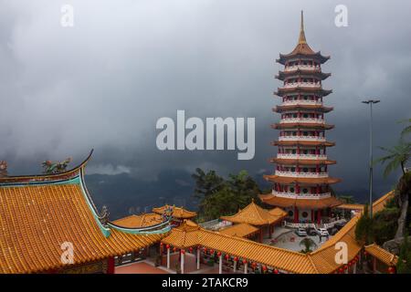 Genting Highlands, Pahang, Malaysia - 1. November 2023: Die Pagode des Chin Swee Caves Temple in Genting Highlands, Pahang, Malaysia. Stockfoto