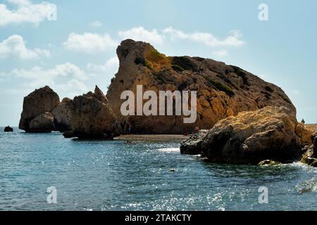 Episkopi, Zypern - 27. September 2023: Unbekannte Menschen am Strand des Felsens von Aphrodite nach der Legende, dem Geburtsort von Aphrodite Stockfoto