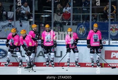 München, Deutschland. Dezember 2023. Eishockey: DEL, EHC Red Bull München - Pinguins Bremerhaven, Hauptrunde, Spieltag 23 im Olympischen Eissportzentrum. Die Bremerhavener Spieler sind gerade im Aufwärmen. Quelle: Sven Hoppe/dpa/Alamy Live News Stockfoto