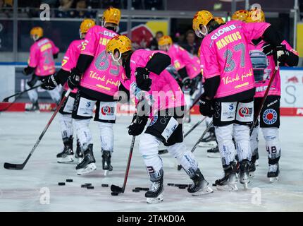 München, Deutschland. Dezember 2023. Eishockey: DEL, EHC Red Bull München - Pinguins Bremerhaven, Hauptrunde, Spieltag 23 im Olympischen Eissportzentrum. Die Bremerhavener Spieler sind gerade im Aufwärmen. Quelle: Sven Hoppe/dpa/Alamy Live News Stockfoto