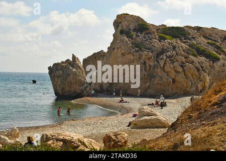 Episkopi, Zypern - 27. September 2023: Unbekannte Menschen am Strand des Felsens von Aphrodite nach der Legende, dem Geburtsort von Aphrodite Stockfoto