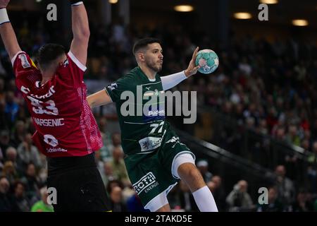 Wetzlar, Deutschland. Dezember 2023. Wetzlar, Deutschland, 1. Dezember 2023: Stefan Cavor ( 77 Wetzlar) während des Liqui Moly Handball-Bundesliga-Spiels zwischen HSG Wetzlar und Fuechse Berlin in der Buderus-Arena in Wetzlar. (Julia Kneissl/SPP) Credit: SPP Sport Press Photo. /Alamy Live News Stockfoto