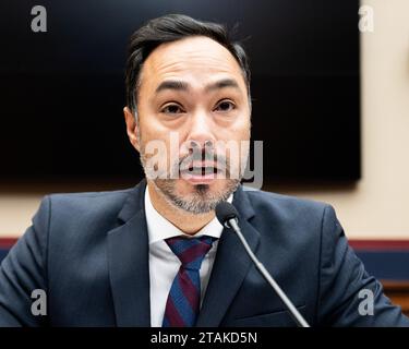 Washington, Usa. Dezember 2023. Der US-Repräsentant Joaquin Castro (D-TX) spricht bei einer Anhörung des House Committee on Education and the Workforce im US Capitol. (Foto: Michael Brochstein/SIPA USA) Credit: SIPA USA/Alamy Live News Stockfoto