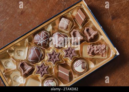 Schachtel mit zarten Pralinen Bonbon Flatlay Stockfoto