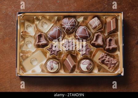 Schachtel mit zartem Schokoladenbonbon Stockfoto