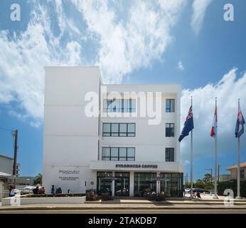 Grand Cayman, Cayman Islands, 13. Juli 2023, Blick auf Starbucks Kaffee in der Edward Street in George Town Stockfoto