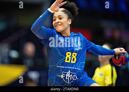 Mariana Costa aus Brasilien während des IHF-Handball-WM-Spiels der Frauen zwischen Kasachstan und Brasilien in der Vorgruppe G in der Arena Nord in Frederikshavn, Dänemark am Freitag, 1. Dezember 2023. (Foto: Henning Bagger/Ritzau Scanpix) Stockfoto