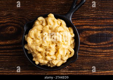 Hausgemachte macchia und Käse in gusseiserner Pfanne, fertig zum Backen, traditionelles amerikanisches Gericht auf Holzbrett, direkt darüber Stockfoto