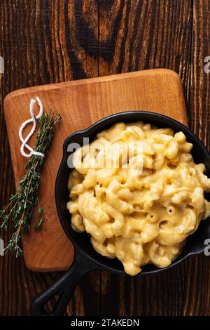 Hausgemachte macchia und Käse in gusseiserner Pfanne, fertig zum Backen, traditionelles amerikanisches Gericht auf Holzbrett, direkt darüber Stockfoto