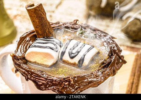tasse vegane heiße Schokolade aus pflanzlicher Milch, Weihnachtsgetränk mit rauchigem Dampf Stockfoto