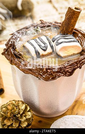 tasse vegane heiße Schokolade aus pflanzlicher Milch, Weihnachtsgetränk mit rauchigem Dampf Stockfoto