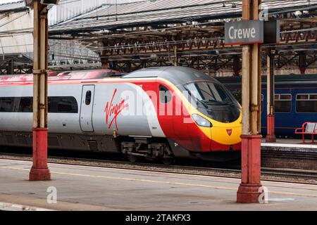 Virgin Pendolino 39001 am Bahnhof der Besatzung. Stockfoto