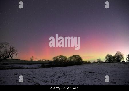 Teesdale, County Durham, Großbritannien. Dezember 2023. Nordlichter. Die spektakulären Nordlichter (Aurora Borealis) erleuchten heute Abend den Himmel über Teesdale, County Durham, Nordosten Englands. Quelle: David Forster/Alamy Live News Stockfoto