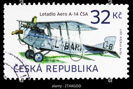 MOSKAU, RUSSLAND - 17. NOVEMBER 2023: In der Tschechoslowakei gedruckte Briefmarke zeigt AERO A-14 ČSA Flugzeug, historische Fahrzeuge (2017) Serie, um 2017 Stockfoto