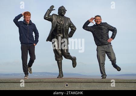 Die Statue des Komikers Eric Morecambe mit Vater und Sohn Morecambe, Lancashire, Großbritannien Stockfoto