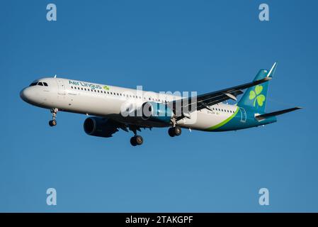 Aer Lingus Airbus A321-253NX Flugzeug EI-LRH im Finale landet bei strahlender Wintersonne am Flughafen London Heathrow, Großbritannien Stockfoto